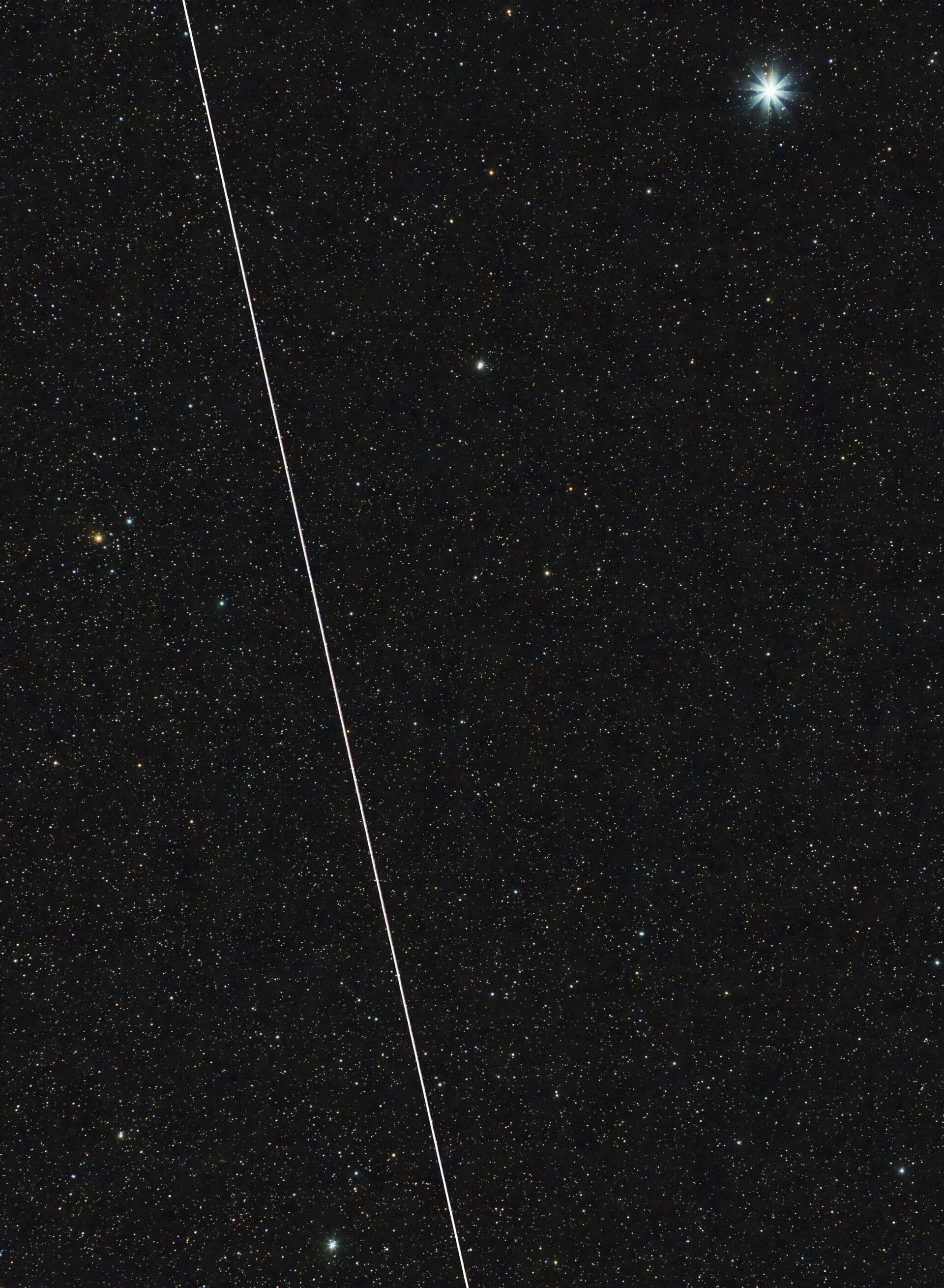 Trail of BlueWalker 3 crossing the night sky, taken from a backyard in Tucson, Arizona, on 20 November 2022. - Sputnik Србија, 1920, 04.12.2022