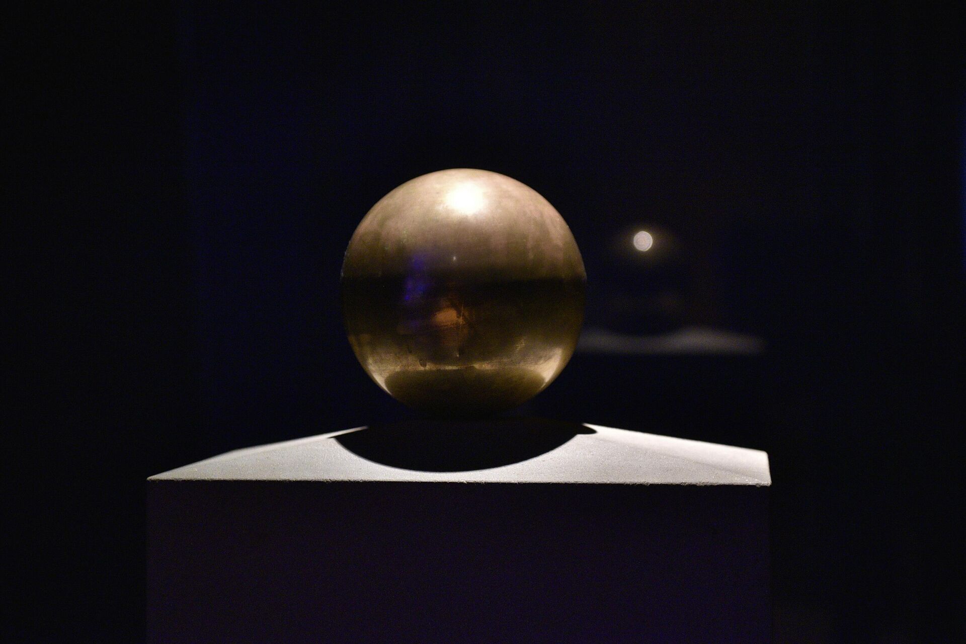Urna sa posmrtnim pepelom Nikole Tesle - Sputnik Srbija, 1920, 05.12.2022