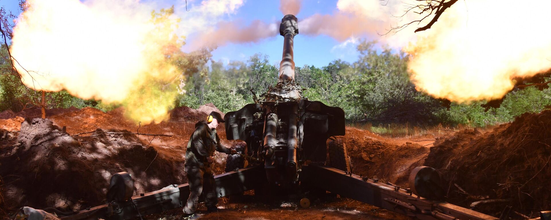 Pripadnici artiljerijskih snaga Narodne milicije LNR pucaju iz haubice D-20 kalibra 152mm - Sputnik Srbija, 1920, 06.12.2022
