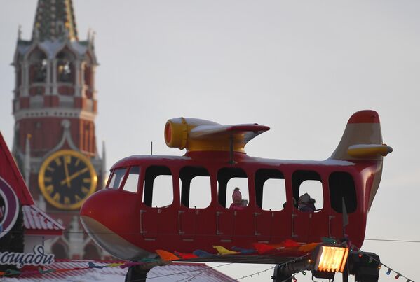 Deca uživaju na Crvenom trgu u Moskvi. - Sputnik Srbija