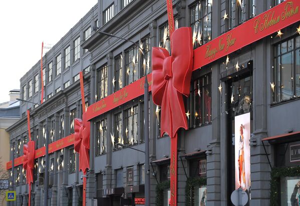 Velika crvena mašna na zgradi robne kuće u centru Moskve. - Sputnik Srbija