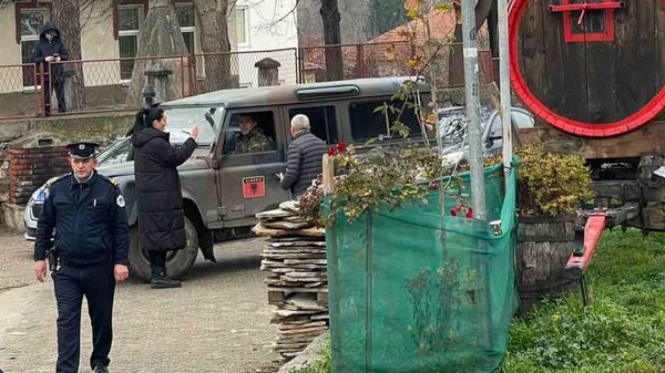 Pripadnici KBS-a ispred kuće Srđana Petrovića u Velikoj Hoči - Sputnik Srbija