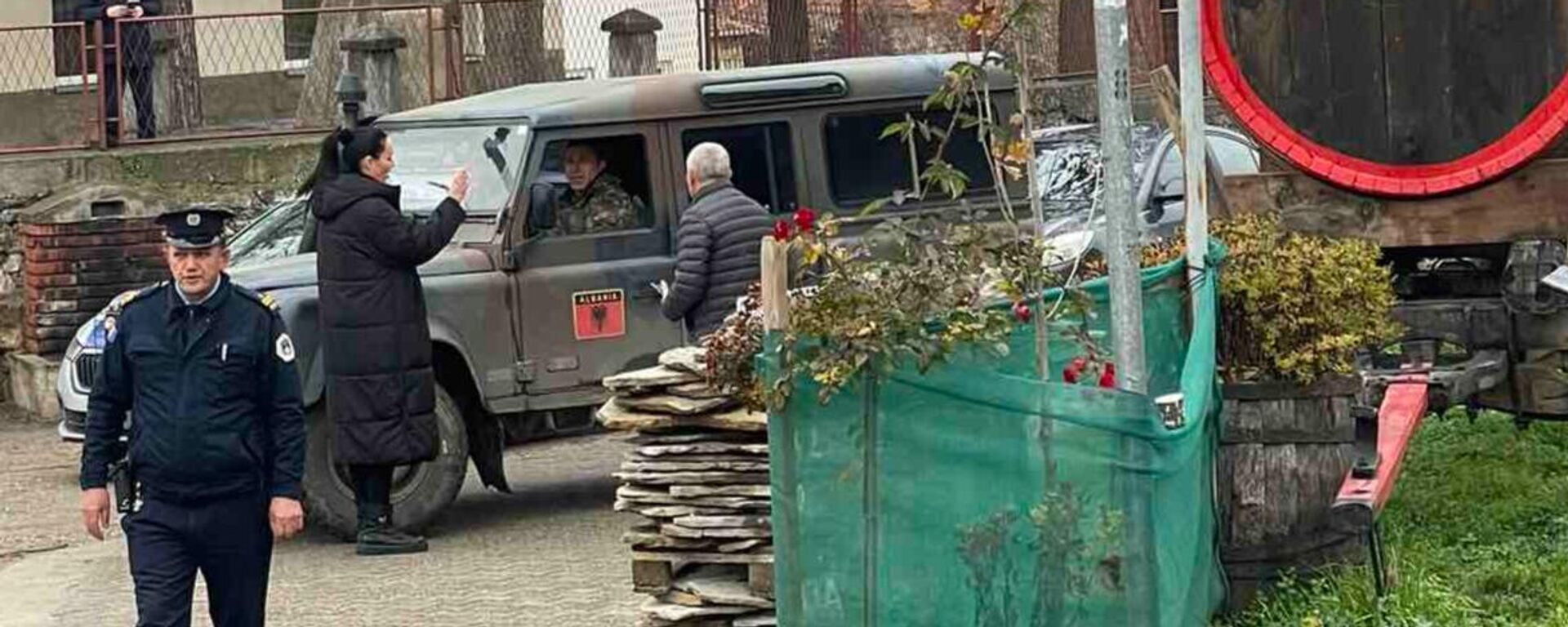 Припадници КБС-а испред куће Срђана Петровића у Великој Хочи - Sputnik Србија, 1920, 08.12.2022