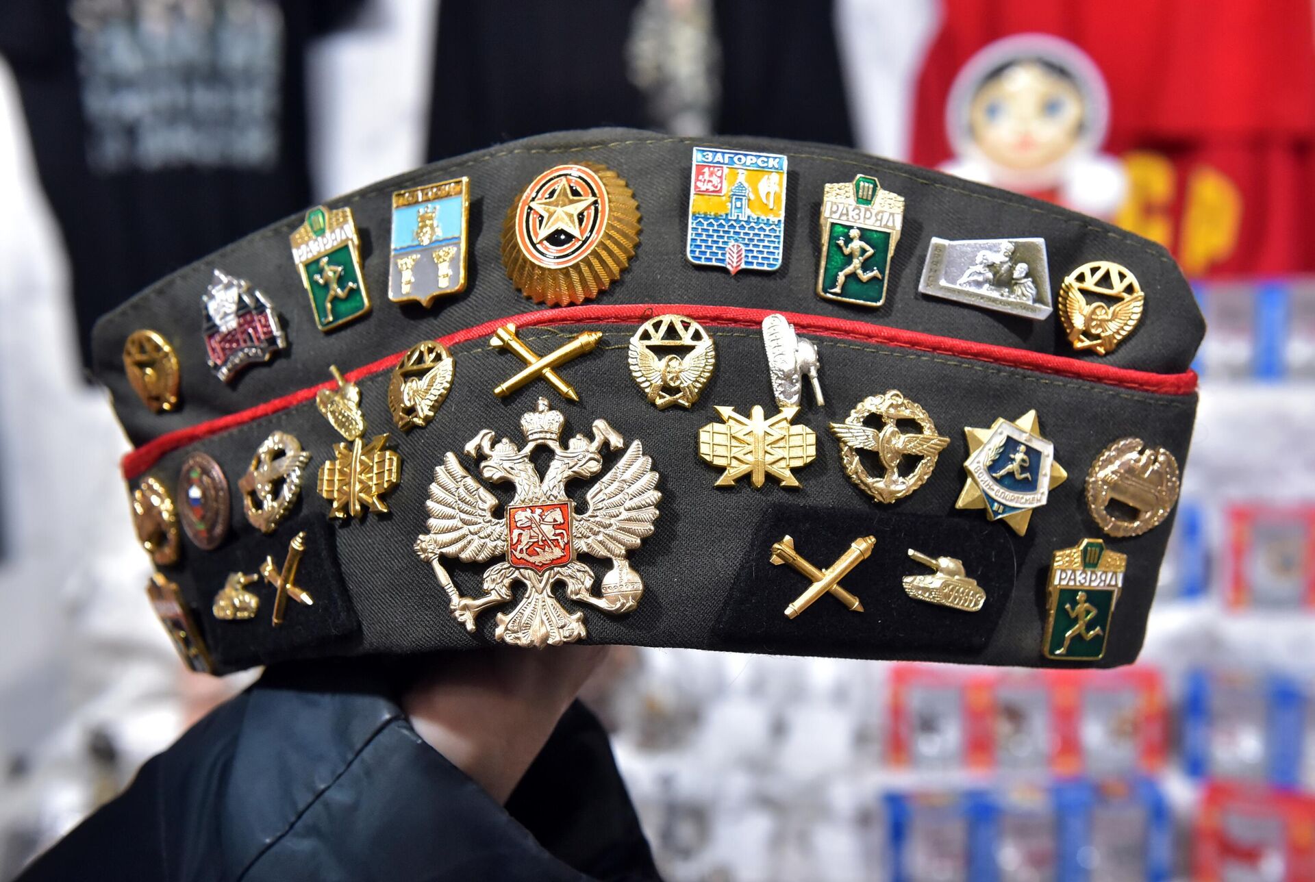 Pilotska kapa sa  velikim izborom znački - Sputnik Srbija, 1920, 09.12.2022