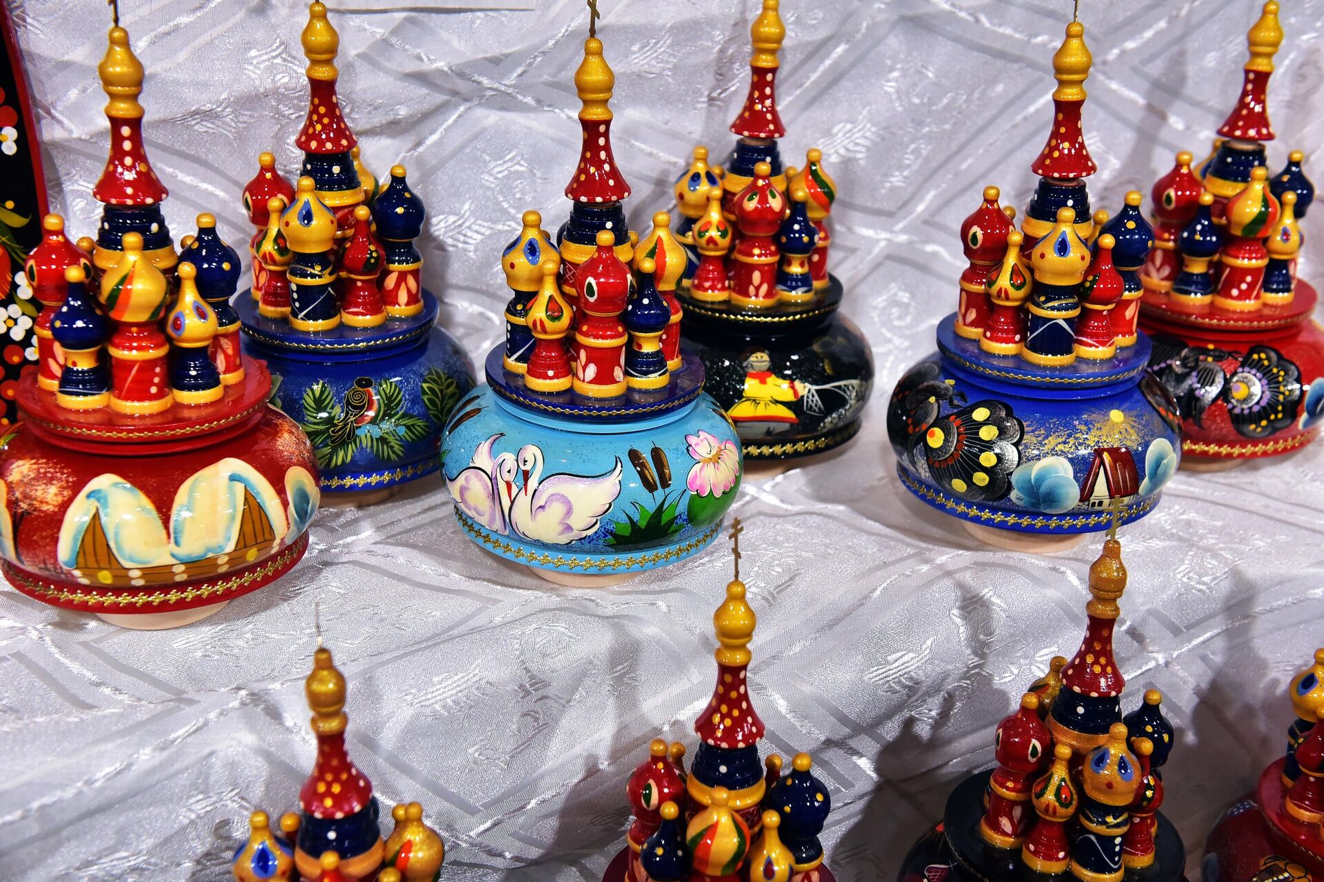 Festival ruskog zanatstva obuhvata ručno rađene umetničke predmete od drveta, stakla, keramike, ukrasnog kamena, tkanine i drugih materijala - Sputnik Srbija, 1920, 09.12.2022