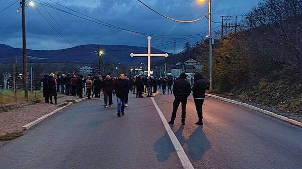 Срби са севера Косова и Метохије блокирали пут због хапшења Дејана Пантића - Sputnik Србија