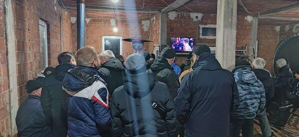 Срби на блокираном прелазу Рударе прате фудбалску утакмицу - Sputnik Србија