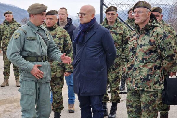 Министар одбране Милош Вучевић и начелник Генералштаба Војске Србије генерал Милан Мојсиловић у обиласку јединица Треће бригаде Копнене војске у Куршумлији. - Sputnik Србија