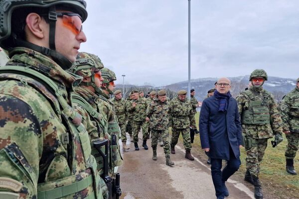 Министар одбране Милош Вучевић и начелник Генералштаба Војске Србије генерал Милан Мојсиловић у обиласку јединица Треће бригаде Копнене војске у Куршумлији. - Sputnik Србија