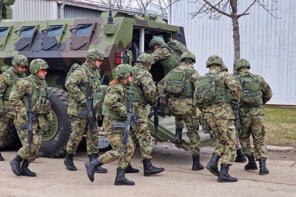 Министар одбране Милош Вучевић и начелник Генералштаба Војске Србије генерал Милан Мојсиловић у обиласку јединица Треће бригаде Копнене војске у Куршумлији. - Sputnik Србија