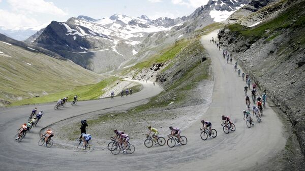 Велогонка Тур де Франс между Валь-д'Изером и Брианконом, во Французских Альпах - Sputnik Србија