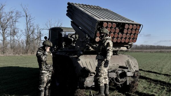 Ruski vojnici pored višecevnog bacača raketa Grad u zoni specijalne vojne operacije - Sputnik Srbija