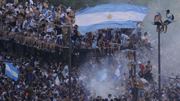 Аргентински навијачи славе победу тима на Светском првенству у Буенос Ајресу 2022. - Sputnik Србија