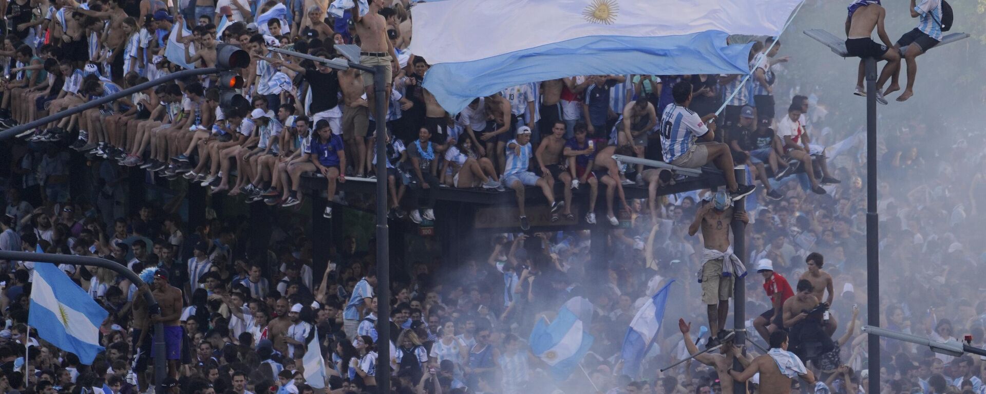 Аргентински навијачи славе победу тима на Светском првенству у Буенос Ајресу 2022. - Sputnik Србија, 1920, 19.12.2022