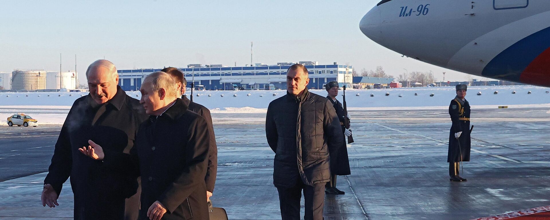 Председници Белорусије и Русије, Александар Лукашенко и Владимир Путин, на аеродрому у Минску - Sputnik Србија, 1920, 19.12.2022
