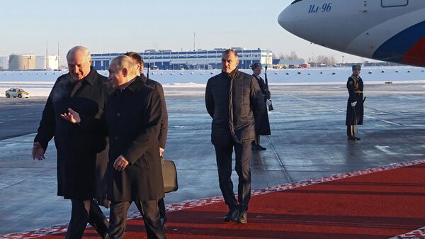 Predsednici Belorusije i Rusije, Aleksandar Lukašenko i Vladimir Putin, na aerodromu u Minsku - Sputnik Srbija