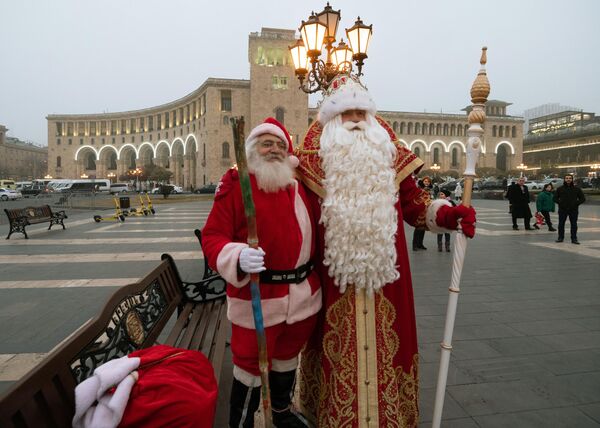 Деда Мраз из Великог Устјуга и Санта клаус на Тргу републике у Јеревану. - Sputnik Србија