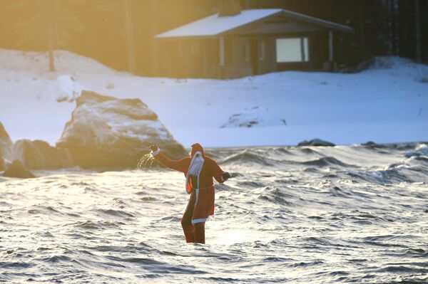 Deda Mra surfuje u blizini Nikarlebija, u zapadnoj Finskoj. - Sputnik Srbija
