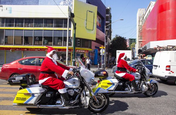 Pripadnici tranzitne policije prerušeni u Deda Mrazeve patroliraju u Montereju u Meksiku. - Sputnik Srbija
