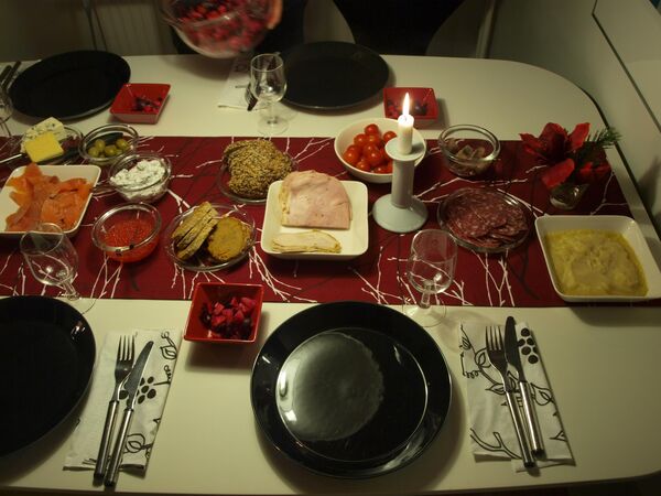 Нешто модернија верзија традиционалног финског божићног оброка јоулупоита. Ова вечера укључује тепсију од кромпира, росоли ликер, лосос, кавијар, харинге, маслине и разне сиреве. Традиционална божићна шунка замењена је верзијом од соје. - Sputnik Србија
