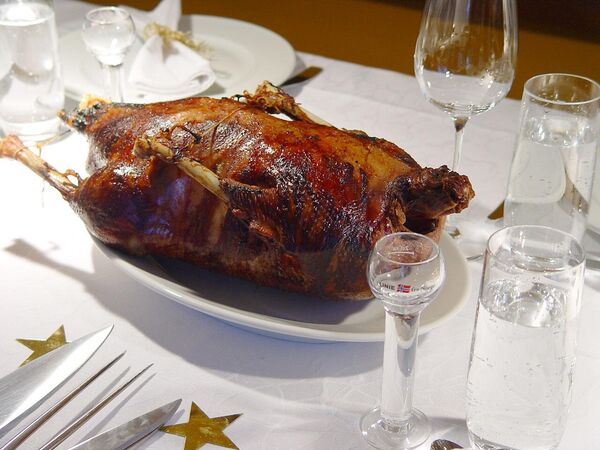 Божићна гуска (Weihnachtsgans), традиционално немачко јело које се припрема за Божић. То је печена гуска која је обично пуњена луком, сувим шљивама, кестенима, јабукама и/или урмама. - Sputnik Србија