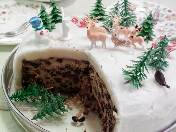 Божићна торта у британском стилу са марципаном и глазуром. У Енглеској, божићни колач је традиција која је започела као каша од шљива. Људи су јели кашу на Бадње вече, користећи је за припремање стомака након поста. Убрзо је у мешавину каше додато суво воће, зачини и мед, па се на крају претворила у божићни пудинг. - Sputnik Србија