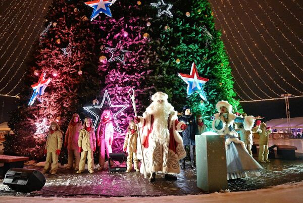 Deda Mraz i Snežana otvaraju festival „Naša zima“ na Sabornom trgu kod Glavnog hrama Oružanih snaga Rusije. - Sputnik Srbija