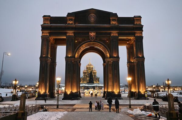 Spomenik „Ruski kariljon“ kod Glavnog hrama Oružanih snaga Rusije. 24. decembra pri hramu se otvara festival „Naša zima“. - Sputnik Srbija