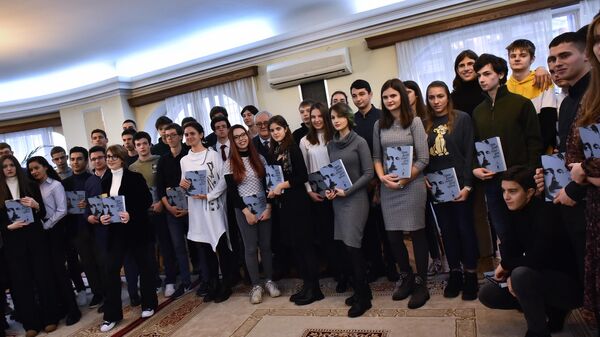 Svečani novogodišnji prijem za učenike srednjih škola – mlade talente,  koji su na različitim međunarodnim naučnim olimpijadama dobili jednu od prve tri nagrade  - Sputnik Srbija