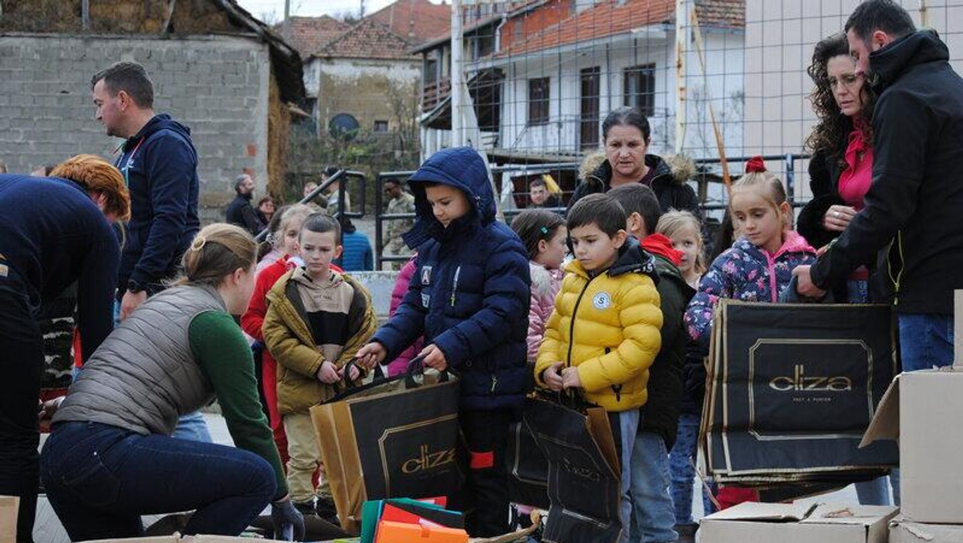 Stigao božićni konvoj: Francuski humanitarci dopremili pomoć u srpske enklave na KiM Stigao božićni konvoj: Francuski humanitarci dopremili pomoć u srpske enklave na KiM - Sputnik Srbija, 1920, 29.12.2022