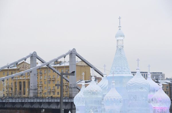 Prikazan je i Hram Vasilija Blaženog, simbol Moskve i Rusije, prepoznatljiv po svojim kupolama - Sputnik Srbija