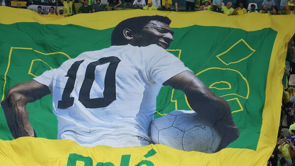 Brazilьskiй futbolist Pele na plakate vo vremя matča meždu sbornыmi Kameruna i Brazilii na ČM-2022 v Katare  - Sputnik Srbija