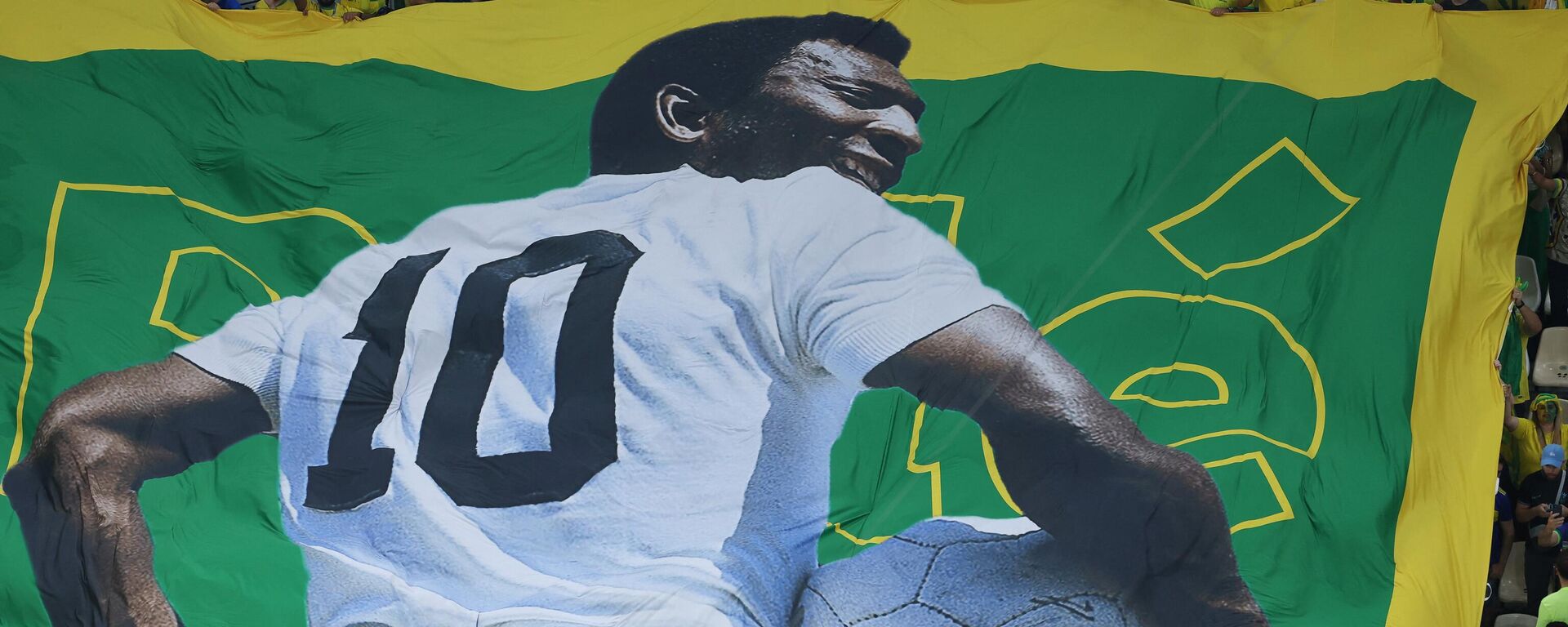 Бразильский футболист Пеле на плакате во время матча между сборными Камеруна и Бразилии на ЧМ-2022 в Катаре  - Sputnik Србија, 1920, 01.01.2023