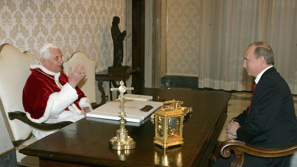 Predsednik Rusije Vladimir Putin i bivši papa Benedikta XVI 2007. godine - Sputnik Srbija