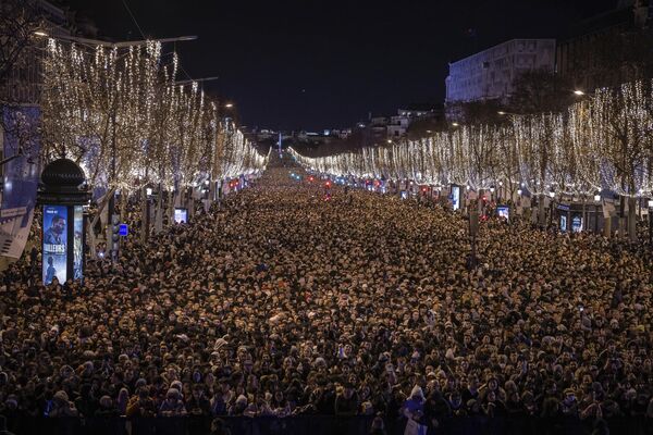Дочек Нове године на Јелисејским пољима у Паризу - Sputnik Србија