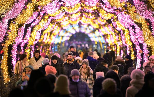 Ljudi tokom proslave Nove godine u Moskvi. - Sputnik Srbija