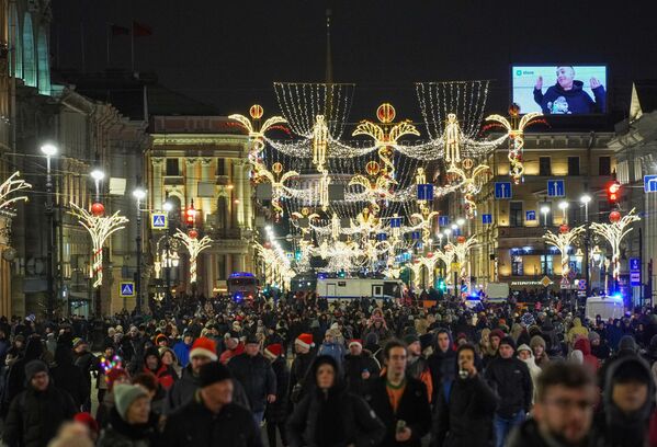 Novogodišnje veselje na Nevskom prospektu u Sankt Peterburgu. - Sputnik Srbija