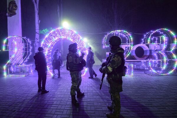 Vojnici patroliraju ulicama u novogodišnjem Melitopolju. - Sputnik Srbija
