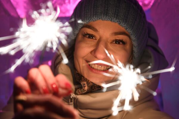 Девојка прославља Нову годину у Преображенском парку у Јекатеринбургу. - Sputnik Србија