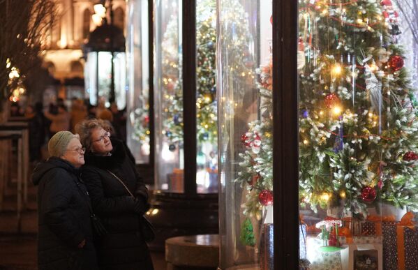 Žene ispred izloga ukrašenog za Novu godinu u Sankt Peterburgu. - Sputnik Srbija
