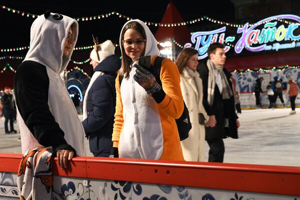 Devojke na klizalištu na Crvenom trgu u novogodišnjoj noći u Moskvi. - Sputnik Srbija