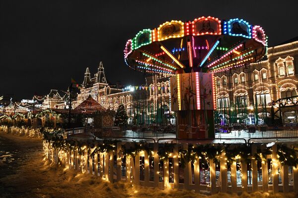 Ukrašen Crveni trg u Moskvi za novogodišnju noć. - Sputnik Srbija