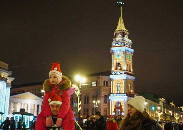 Novogodišnje veselje na Nevskom prospektu u Sankt Peterburgu. - Sputnik Srbija