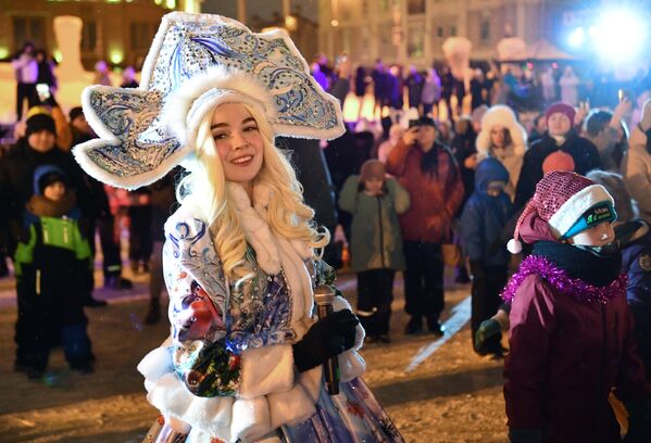 Девојка у костиму Снежане слави Нову годину у Казању. - Sputnik Србија