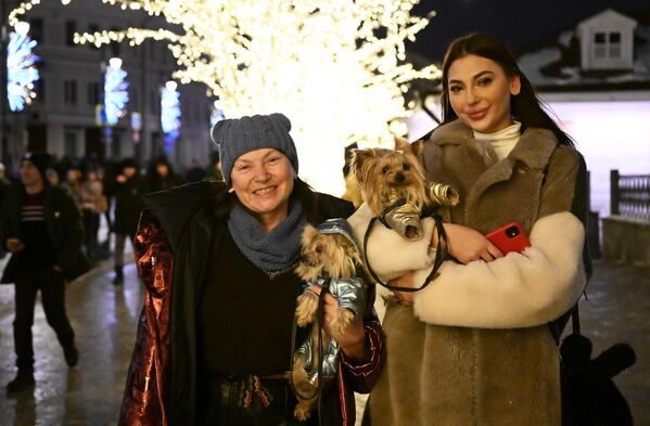 Žene sa psima tokom dočeka Nove godine u Moskvi. - Sputnik Srbija
