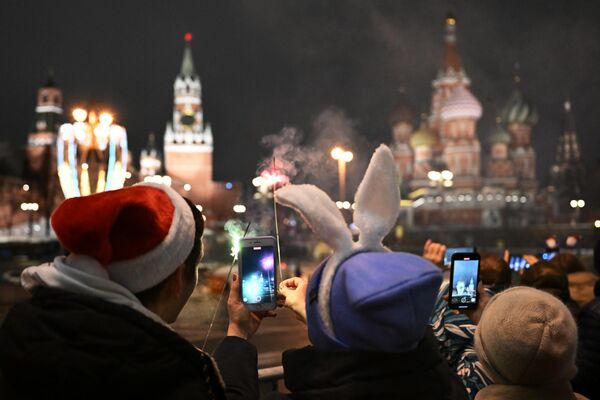 Ljudi tokom dočeka Nove godine u Moskovskom Kremlju. - Sputnik Srbija