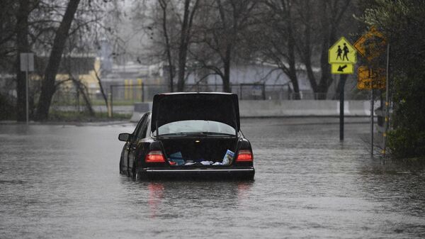 Поплављен аутомобил - Sputnik Србија