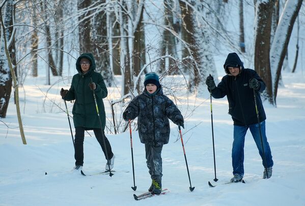 Ljudi idu na skijanje u Aleksandrovski park Državnog muzeja-nacionalnog parka „Carsko selo“ u Puškinu. - Sputnik Srbija