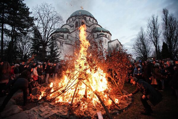 Tradicionalna svečanost paljenja  badnjaka za Badnji dan u Hramu Svetog Save u Beogradu 6. januara 2023. - Sputnik Srbija