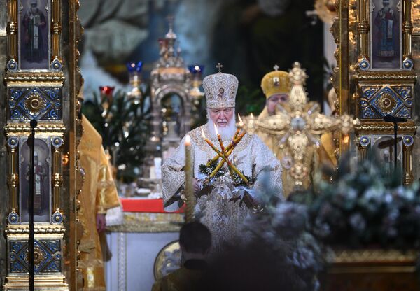 Patrijarh moskovski i cele Rusije Kiril tokom božićne liturgije u Sabornom hramu Hrista Spasitelja u Moskvi. - Sputnik Srbija